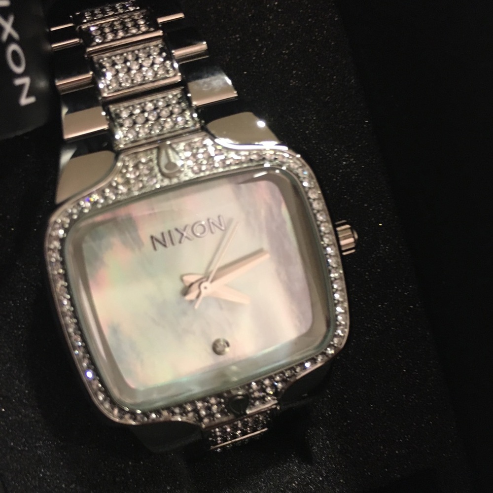 Nixon women player crystal with mother of pearl
